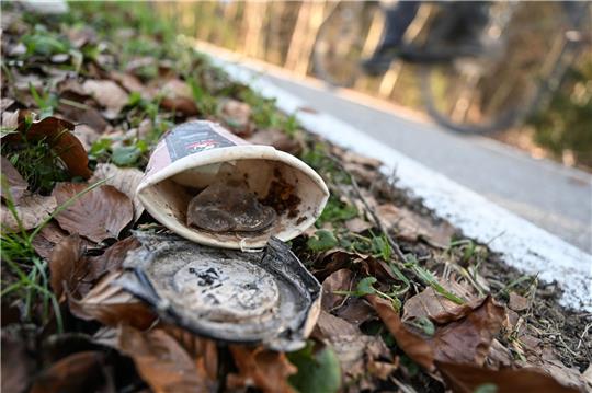Plastikmüll ist weiterhin ein großes Problem - die Mehrwegangebotspflicht soll helfen, ihn zu reduzieren.