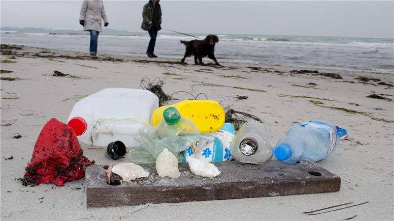 Plastikpartikel verschmutzen heute die höchsten Berge und die tiefsten Ozeane. (Archivbild) 