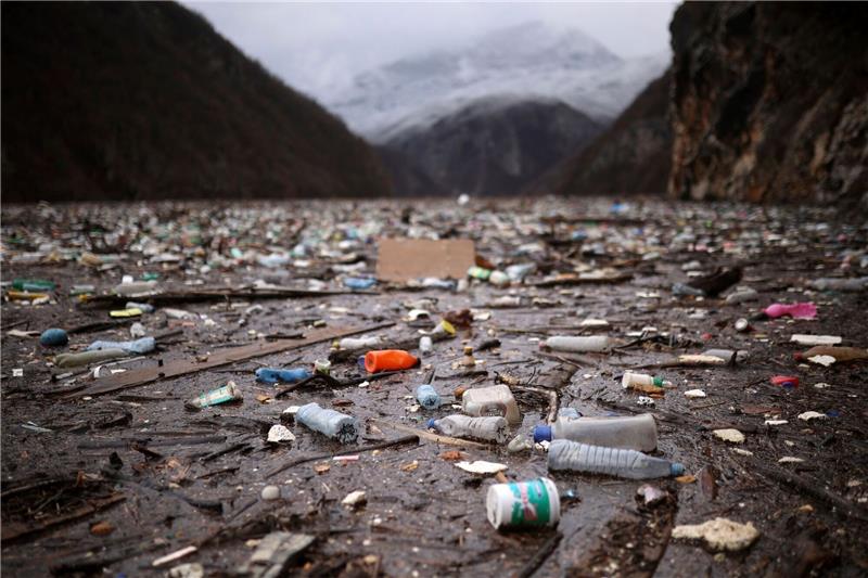 Von Sportplatz bis Kosmetik: Mikroplastik künftig verboten Plastikprodukte landen häufig in der Umwelt. Nun dürfen bestimmte Produkte mit Mikroplastik in der EU nicht mehr verkauft werden.