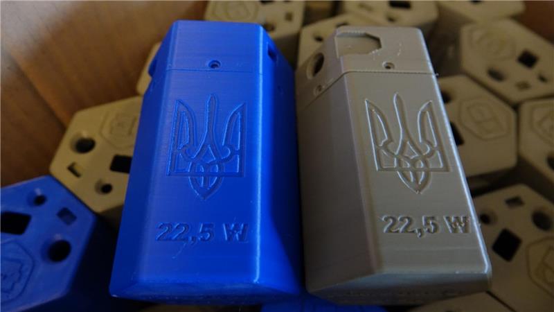 3D-Druckteile aus Deutschland helfen im Kampf der Ukraine Plastikrohstoff aus der Ukraine, Druck in Deutschland: Gehäuse für Powerbanks.