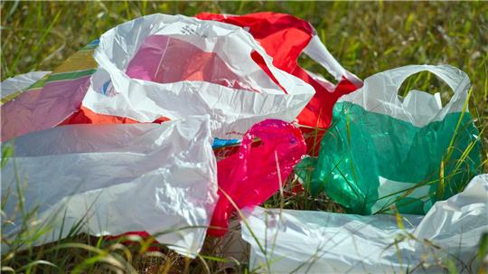 Plastiktüten wie diese sind inzwischen nicht mehr an Deutschlands Supermarkt-Kassen zu bekommen. (Archivbild)
