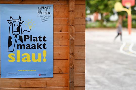 «Platt maakt slau» steht auf einem Plakat.