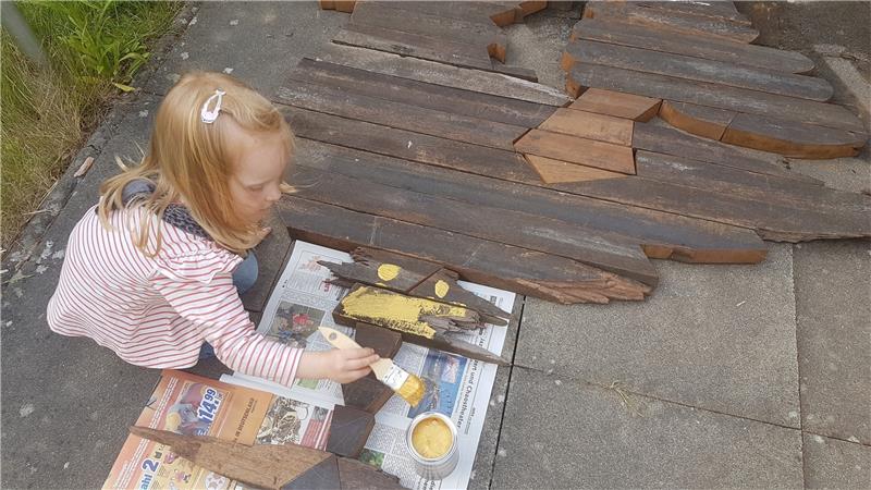 Erster Platz für den „Hüter des Welterbes“ Platz eins im Online-Voting: Daniel Stojan und seine kleine Tochter Hedda schufen einen kunstvollen Goslarer Adler aus besonderem Holz – den „Hüter des Welterbes“. Unser großes Bild zeigt Hedda mit goldener Farbe am Werk. Fotos: Privat