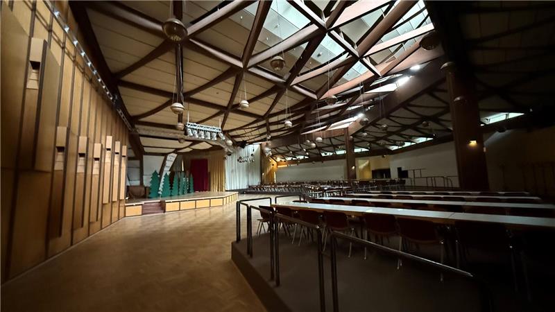 Platz für knapp 1000 Besucher: Im großen Saal des Kurgastzentrums wird eine neue Tonanlage installiert.
