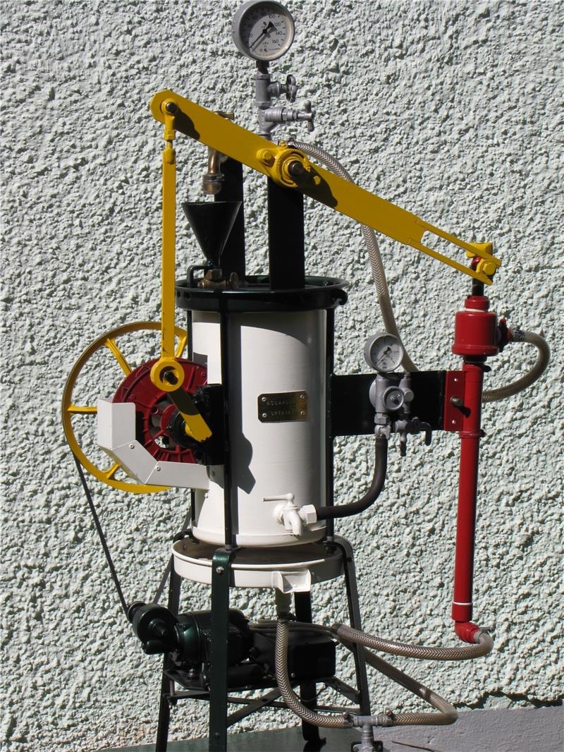 Erster Platz für den „Hüter des Welterbes“ Platz zwei: das „Aquamobile“ von Detlef Hänsel aus Bad Lauterberg ist eine raffinierte Konstruktion, die alte Bauteile zu einer wundersamen Maschine formt, angetrieben von einem Elektromotor. Das Objekt ist 72 Zentimeter breit, 139 hoch und 47 Zentimeter tief.