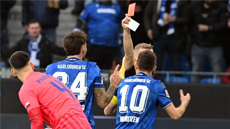 4:0 im Wildpark: Paderborn verschärft KSC-Krise Platzverweis kurz nach der Pause: Karlsruhes Fabian Schleusener (l.) sieht Gelb-Rot.