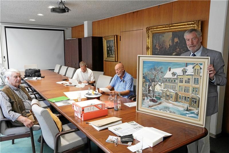 Ohne die B4 gäbe es dieses Rathaus in Bad Harzburg nicht Plaudern über alte Zeiten und schauen sich das Creutzfeld-Ölgemälde vom alten Rathaus an (v.l.) Horst Woick, Andreas Simon, Peter Keck und Ralf Abrahms.