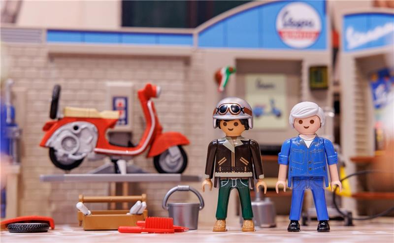 50 Jahre Playmobil - Vom Kinderzimmer zum Sammlerstück Playmobil-Figuren der Vespa-Garage aus der Kidult-Reihe von Playmobil.