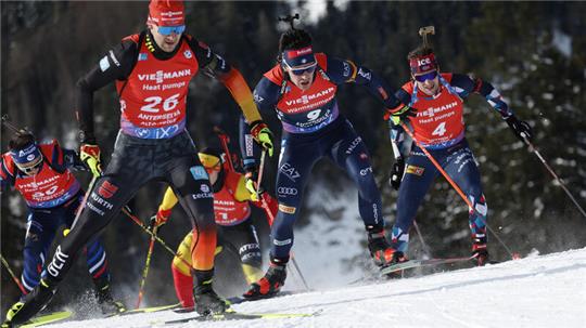 Plötzlich mitten in der Weltelite: Danilo Riethmüller (l.) vom WSV Clausthal-Zellerfeld erlebt in Antholz (Südtirol) einen traumhaften Einstand in den Biathlon-Weltcup.