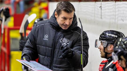 Harzer-Falken-Trainer Jozef Potac gibt seinem Team Anweisungen für das Spiel.