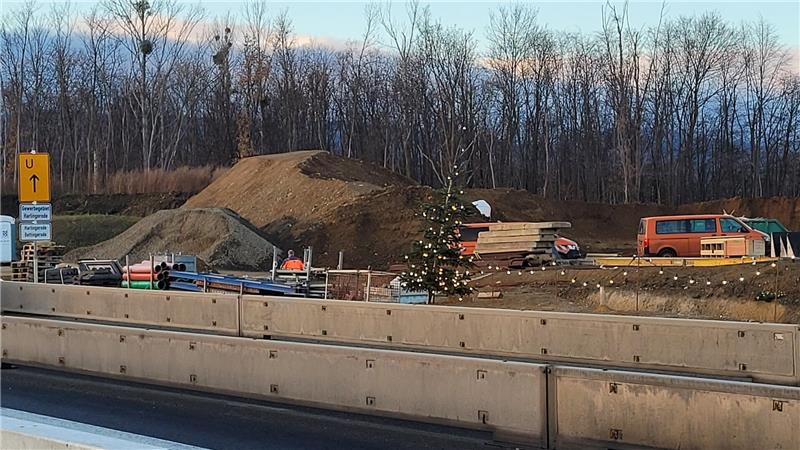 Plötzlich steht ein Weihnachtsbaum mitten auf der Autobahn: Auch auf der Brückenbaustelle nördlich von Bad Harzburg läutet man die festliche Zeit ein.