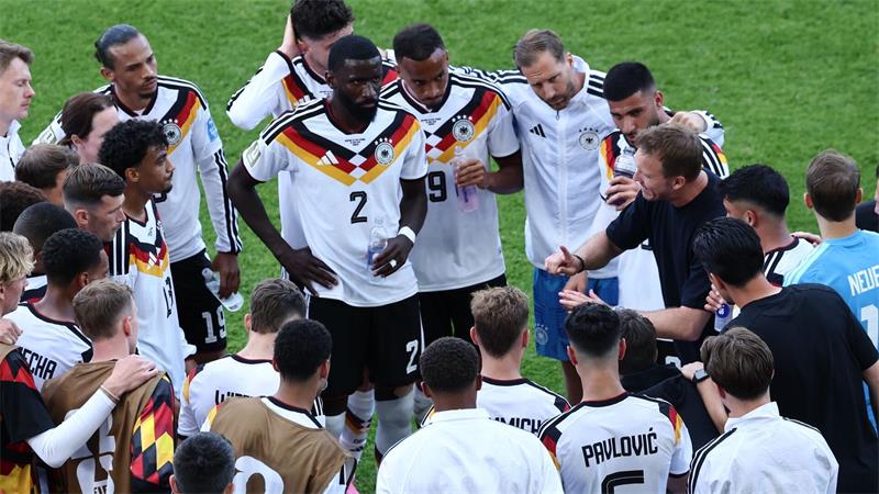 Plötzlich wieder mittendrin und im Fokus: Antonio Rüdiger (Nr. 2) während einer Trinkpause gegen die Elfenbeinküste. 