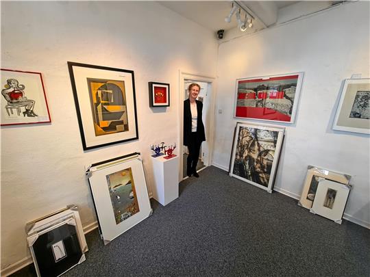 Plötzlich wirken die kleinen Räume der Galerie ganz groß: Überall stehen Stapel zum Stöbern. Antje Stoetzel-Tiedt bereitet den Schatz-Schlussverkauf vor. Foto: Kempfer