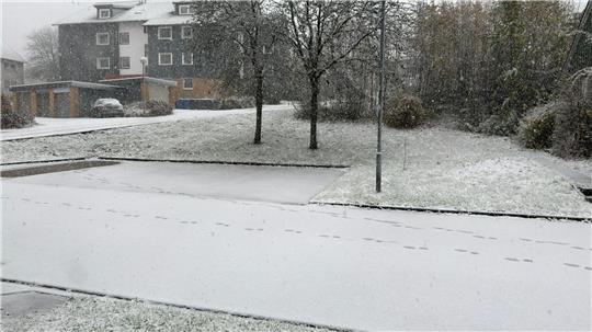 Plötzlicher Wintereinbruch im Oberharz: Der erste Schnee fällt  Plötzlicher Wintereinbruch: Der erste Schnee fällt im Oberharz bereits im Oktober.
