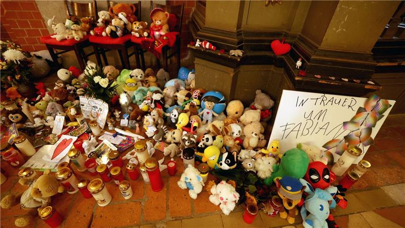 Plüschtiere und Kerzen erinnerten lange Zeit in der Güstrower Marienkirche an Fabian. 