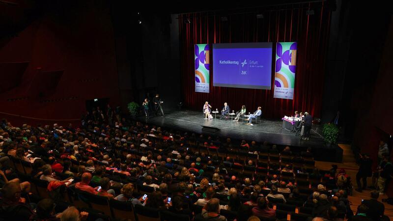 Katholikentag gibt Lektionen für Krisengespräche Podiumsdiskussion „Gemeinschaft stärken, Gesellschaft gestalten - Unsere Verantwortung für die Demokratie“ mit Bundeskanzler Olaf Scholz auf dem Katholikentag in Erfurt.