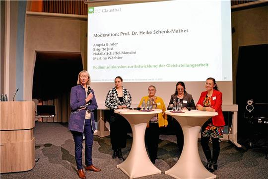 Podiumsdiskussion zur Gleichstellung (von links): Prof. Heike Schenk-Mathes, Angela Binder, Martina Wächter, Brigitte Just und Dr. Natalia Schaffel-Mancini sprechen über Herausforderungen und den Wandel der Zeit. Foto: Ernst/TU Clausthal