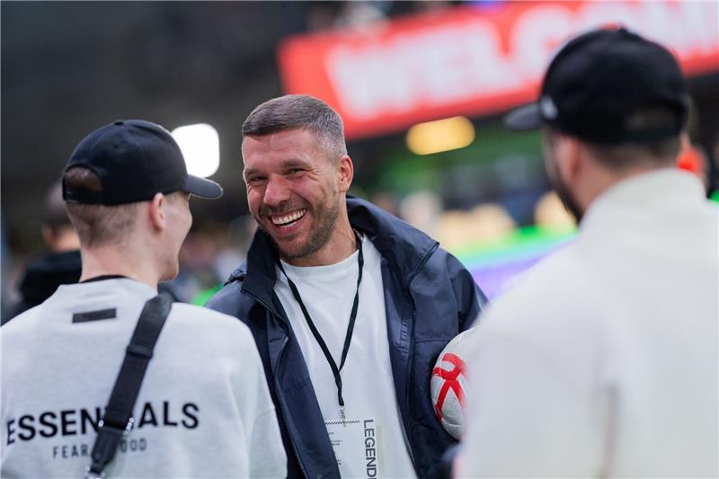 Podolski nach FC-Abstieg: „Es muss sich etwas verändern” Podolski kritisiert die Verantwortlichen des 1. FC Köln nach dem Abstieg.