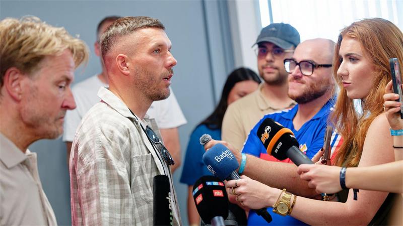 Politik auf der Bühne? Künstler setzen Zeichen beim Festival Podolski warnte Kritiker auch deutlich vor weiteren Beleidigungen.