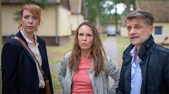 Pöschels (Andreas Guenther) Ermittlungen führt die Ermittlerinnen Melly Böwe (Lina Beckmann, lins) und Katrin König (Anneke Kim Sarnau) in eine Ferienhaussiedlung. (Handout)