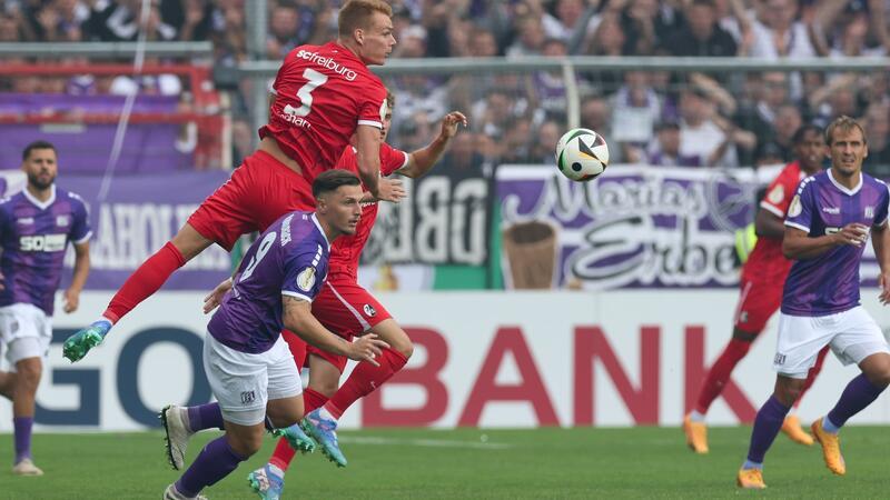 Pokalfight an der Bremer Brücke: Osnabrücks Erik Engelhardt (unten) im Kampf um den Ball mit Freiburgs Philipp Lienhart (oben).