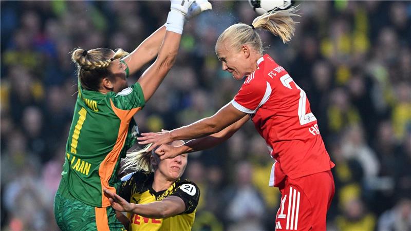 Bilder des Tages Pokalfight in Dortmund: Bayern-Star Harder trifft auf BVB-Talent van der Laan