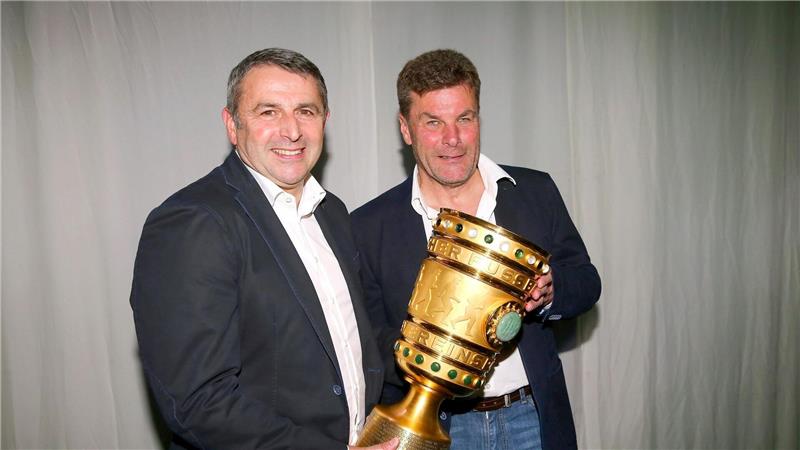 Pokalsieger 2015: Der damalige Wolfsburger Sportdirektor Klaus Allofs und Trainer Dieter Hecking (r).