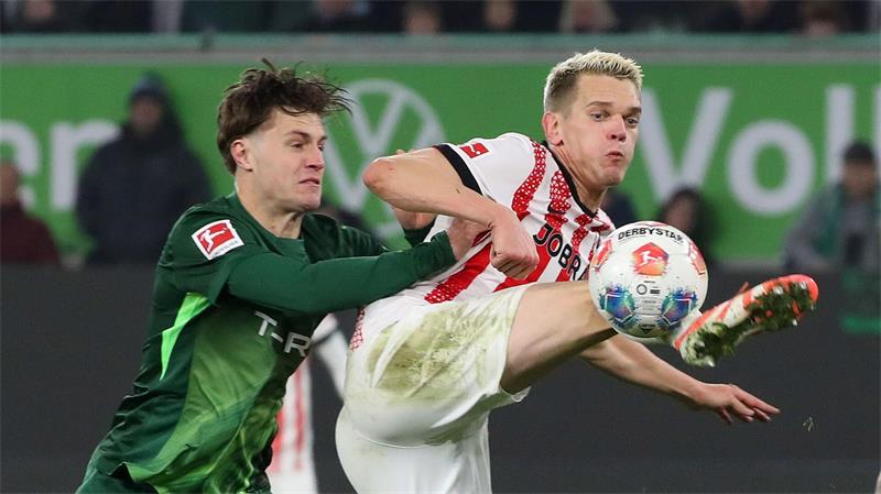 SC-Coach Schuster: „Das kitzelt mich jetzt so ein bisschen“ Pokaltanz am Mittwoch: Matthias Ginter (r) empfängt mit Freiburg den VfL Wolfsburg. (Archivbild)