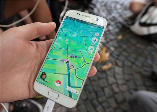 Pokémon Go sorgte beim Start 2016 für Aufsehen damit, dass die Spielefiguren auf dem Smartphone-Bildschirm in der realen Umgebung auftauchten.