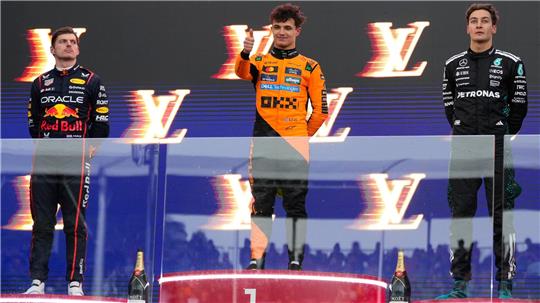 Pole Position und Sieg - besser hätte es für Lando Norris (M.) beim Saisonauftakt nicht läufen können. 