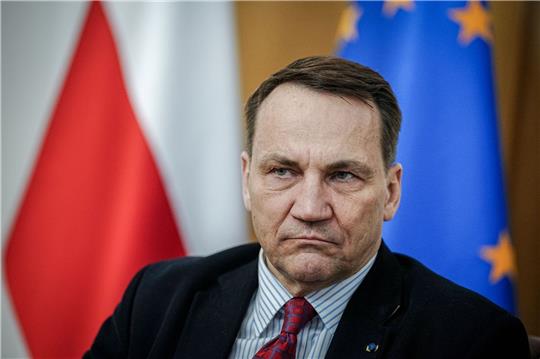 Polens Außenminister Radoslaw Sikorski kritisiert die langen Entscheidungsprozesse bei den Waffenlieferungen für die Ukraine.