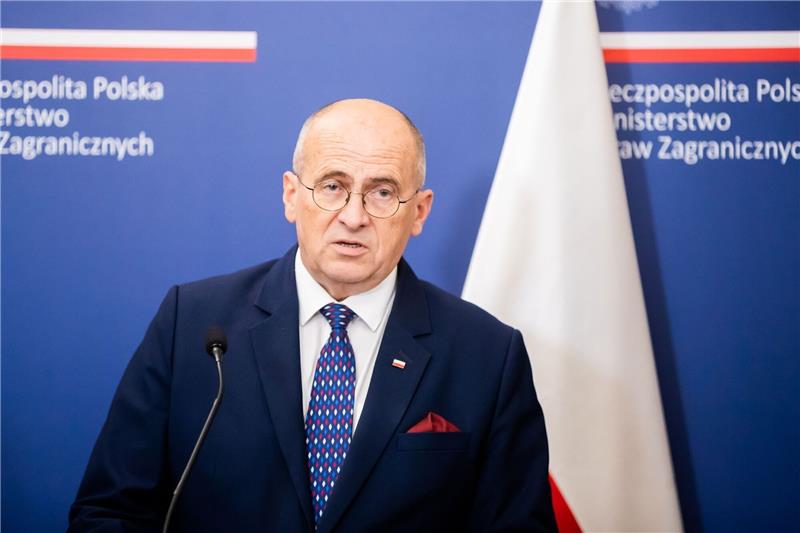 Visa-Affäre: Polens Außenminister tritt nicht zurück Polens Außenminister Zbigniew Rau: «Es gibt keine Visa-Affäre».