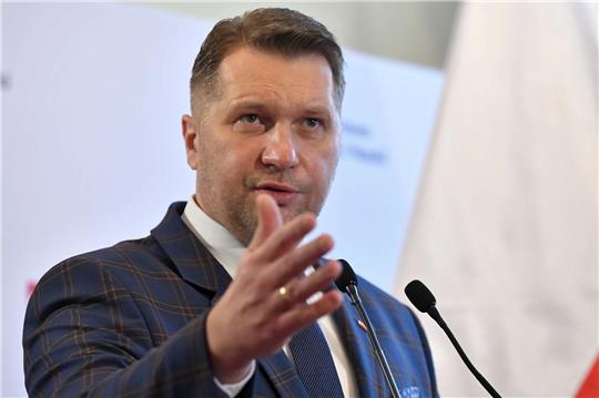 Polens Bildungsminister Przemyslaw Czarnek spricht bei einer Pressekonferenz.