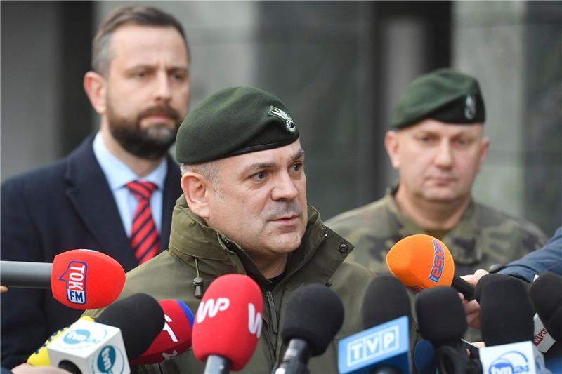 Polens Generalstabschef Wieslaw Kukula spricht in Warschau zu Journalisten über den Vorfall.