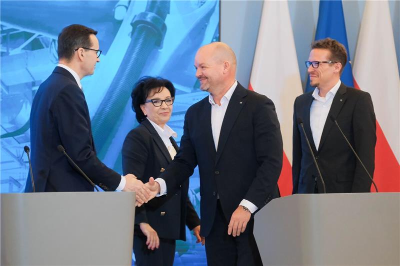 Mercedes plant E-Transporter-Werk in Polen Polens Ministerpräsident Mateusz Morawiecki (l-r), Sejm-Sprecherin Elzbieta Witek und die Mercedes-Vorstände Jörg Burzer und Mathias Geisen in Warschau.
