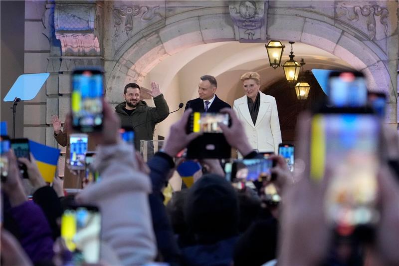 Polens Präsident Andrzej Duda (M) und seine Frau Agata Kornhauser-Duda haben den ukrainischen Staatschef Wolodymyr Selenskyj in Warschau empfangen.