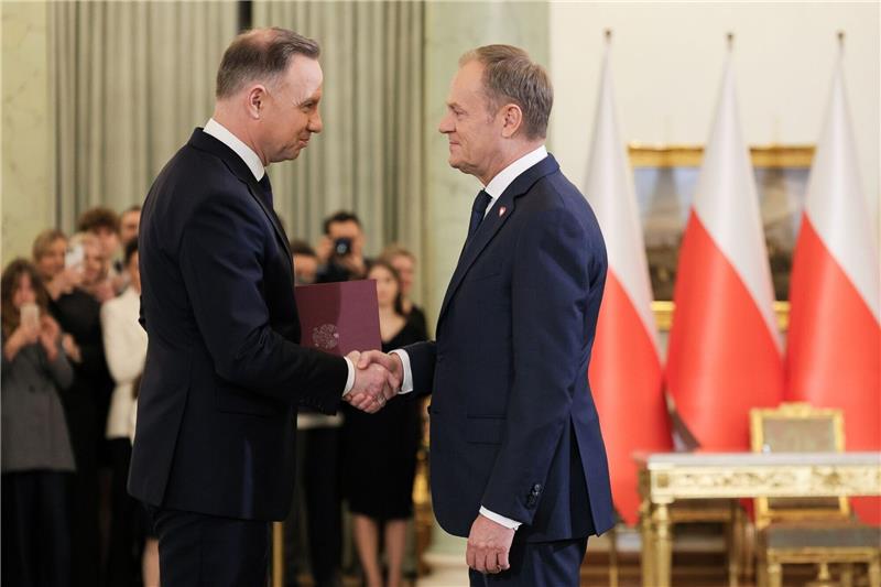 Polens Präsident vereidigt Regierung von Donald Tusk Polens Präsident Andrzej Duda (l.) ernennt Donald Tusk zum Ministerpräsidenten in der neuen Regierung.
