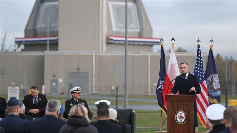 Stützpunkt für Nato-Raketenabwehrschirm in Polen eröffnet Polens Präsident Andrzej Duda spricht bei der Eröffnung der US-Raketenabwehrbasis in Redzikowo. (Foto aktuell)