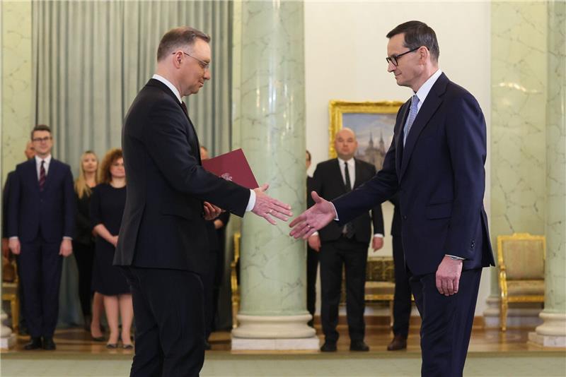 Nach Wahlschlappe: PiS zögert Machtwechsel in Polen hinaus Polens Präsident Andrzej Duda und der ehemalige Ministerpräsident Mateusz Morawiecki in Warschau.