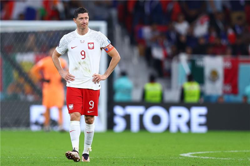 War's das? Lewandowski lässt WM-Zukunft offen Polens Robert Lewandowski steht enttäuscht auf dem Feld.