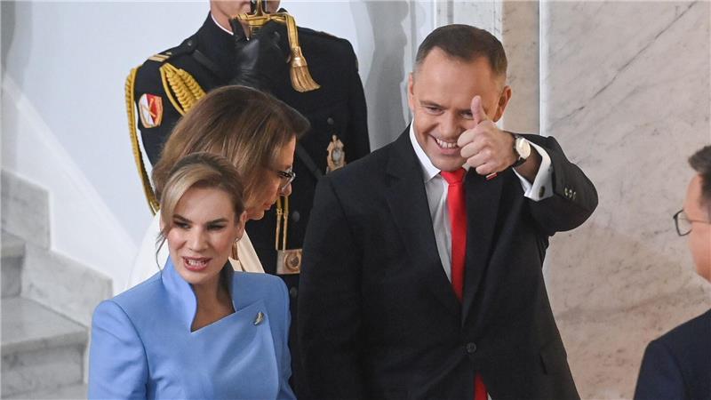 Polens neuer Präsident Karol Nawrocki, hier im Bild mit seiner Frau Marta, hat den Amtseid abgelegt. (Foto aktuell)