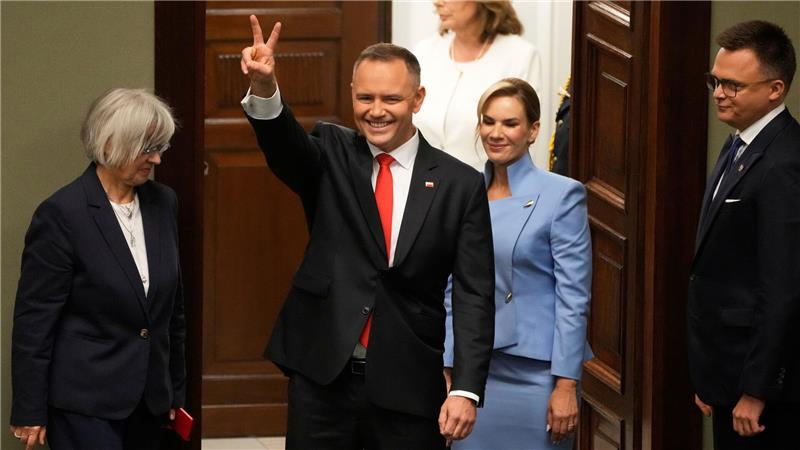 Polens neuer Präsident Karol Nawrocki, hier im Bild mit seiner Frau Marta, hat den Amtseid abgelegt. (Foto aktuell)