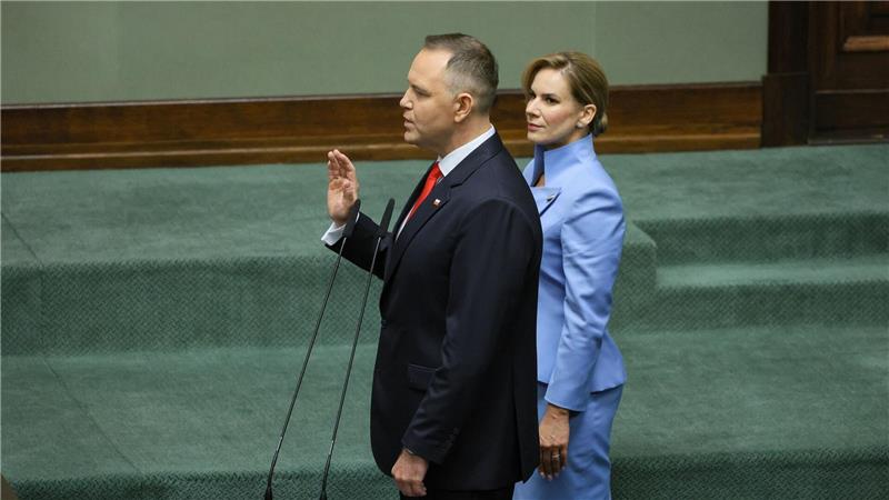 Polens neuer Präsident Karol Nawrocki, hier im Bild mit seiner Frau Marta, hat den Amtseid abgelegt. (Foto aktuell)