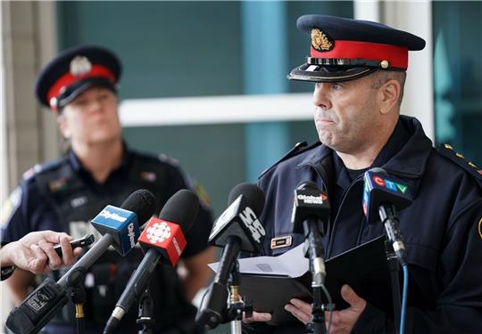 Police Inspector Stephen Duivesteyn spricht über den Diebstahl am Toronto Pearson International Airport.