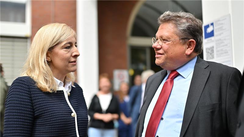 Politik auf Visite: Warken (l) und Philippi diskutieren Klinikstrukturen.