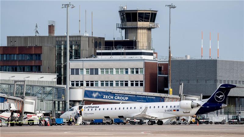 Politik und Wirtschaft in Bremen fordern den Erhalt der Lufthansa-Flüge nach Frankfurt. (Archivbild)