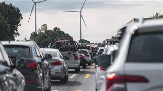 Politiker Streit: Sollen neben E-Autos in der EU ab 2035 auch noch neue Verbrenner zugelassen werden? (Archivbild)