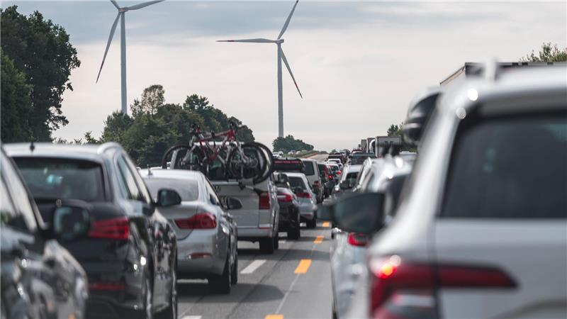 Spanien und Frankreich für weitgehendes Verbrenner-Aus Politiker Streit: Sollen neben E-Autos in der EU ab 2035 auch noch neue Verbrenner zugelassen werden? (Archivbild)