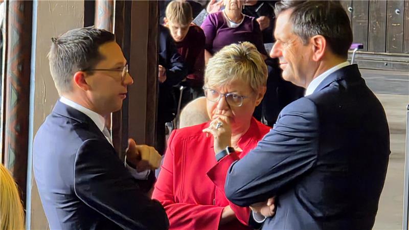 Politikergespräche am Rand der Verleihung in der Kaiserpfalz: Falko Mohrs (l.) mit Ministerpräsident Olaf Lies (r.) und der Bundestagsabgeordneten Frauke Heiligenstadt.