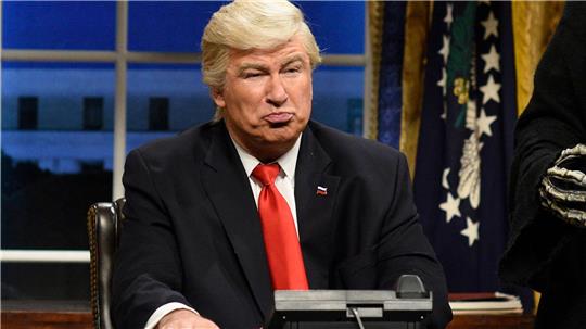 Politische Comedy war immer Teil von „Saturday Night Live“. Niemand war häufiger zu Gast als Alec Baldwin – hier als Donald Trump.